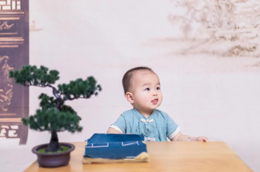 乐平怀孕肚子中间凹两边凸